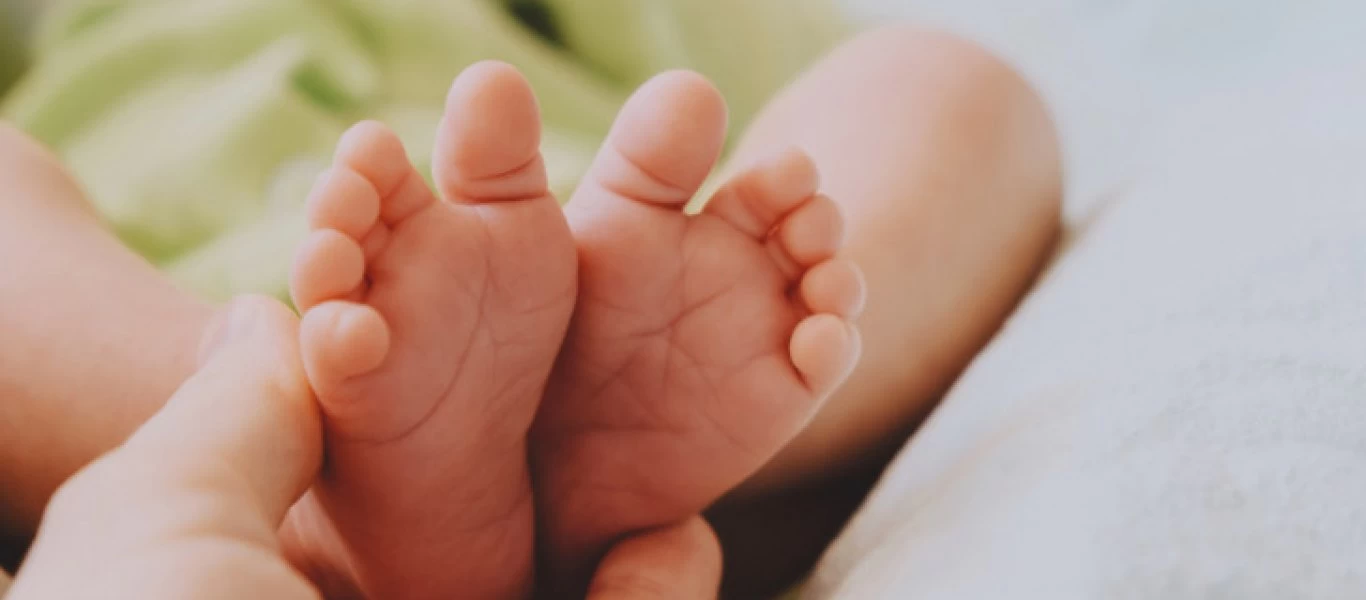 Φθιώτιδα: Μωράκι ενός έτους έπεσε από ύψος – Διασωληνώθηκε και δίνει «μάχη»